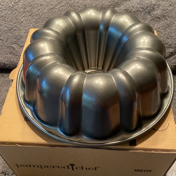 Never Used Pampered Chef Fluted Cake Pan - Picture 5 of 11